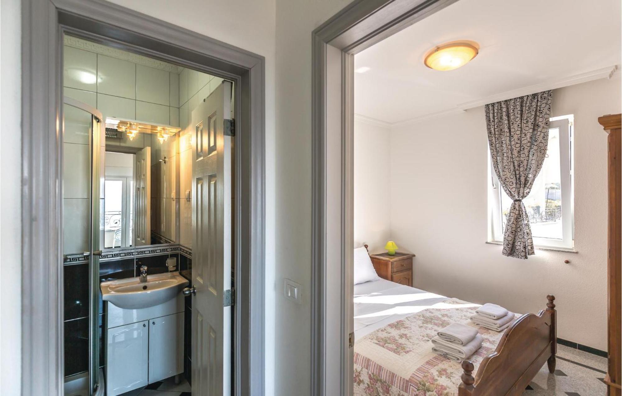 Amazing Apartment In Makarska With House Sea View Zewnętrze zdjęcie